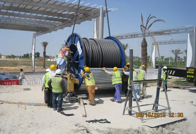 Fixing of cable drum at cable jack and removal of cable drum cover.