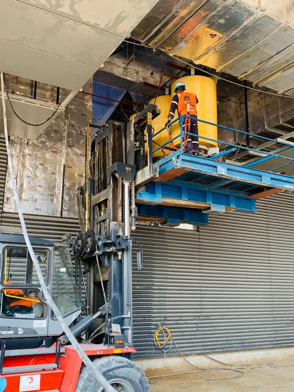 Cable installation carried out from an elevated work platform